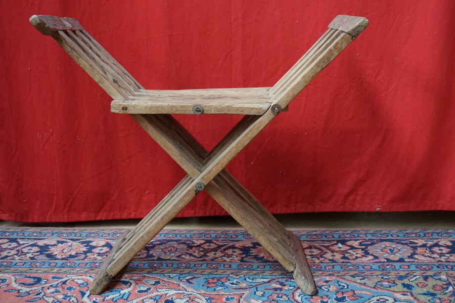 Tabouret ployant de ferme en bois de conifère.XIXe siècle.