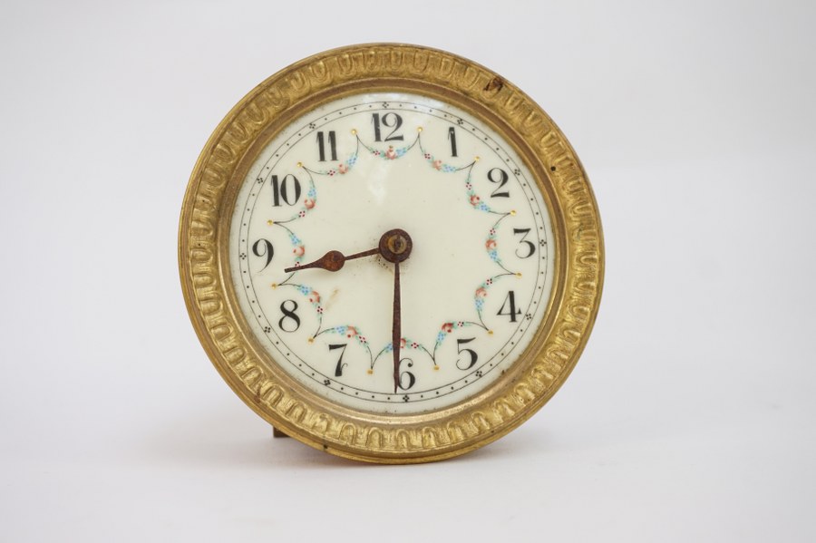 Mouvement d'horloge de style Néoclassique en métal émaillé. XIXe siècle. Usures et accidents. Diam. : 11,5 cm.