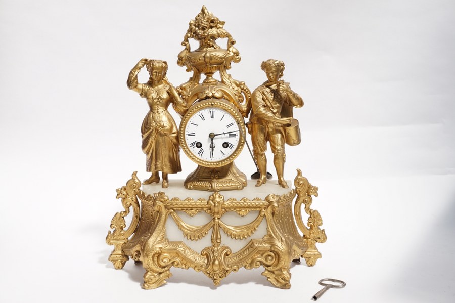 Pendule de style Troubadour en régule dorée. Fin du XIXe - Début du XXe siècle. H. : 41 cm.