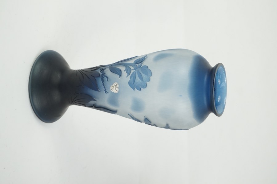 Vase en verre bleu multicouche gravé mouluré. Marque De Vianne. 