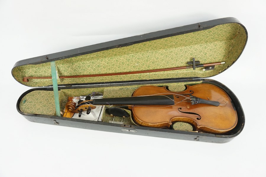 Grand violon allemand dans sa boite. Archer de l'école de Mirecourt, portant une signature De Bazin. Vers 1920-1930. Fêle à la table