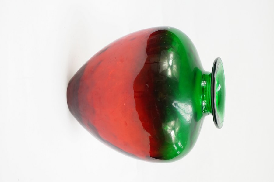 Grand vase en verre peint vert et rouge.