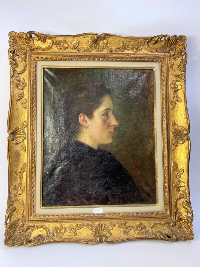 Portrait de jeune femme de profil. Huile sur toile. Début du XXe siècle. Cadre : environ 65 x 56 cm