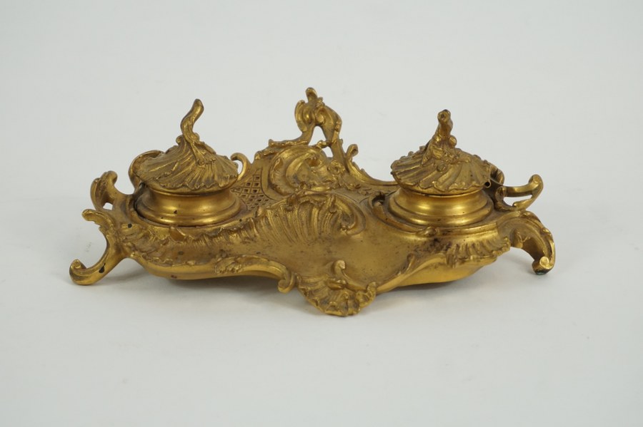 Encrier en bronze doré à double compartiments à riche décor de style Rocaille. XIXe-XXe siècle.