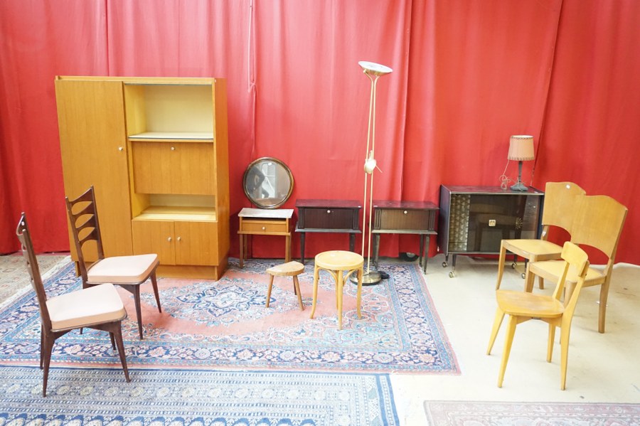 Armoire-buffet, on y joint 5 chaises, 1 tabourets, 1 miroir, 1 lampadaire, 1 paire de chevets, 1 chevet, 1 meuble-bar, 1 tabouret de traîte et 1 lampe.