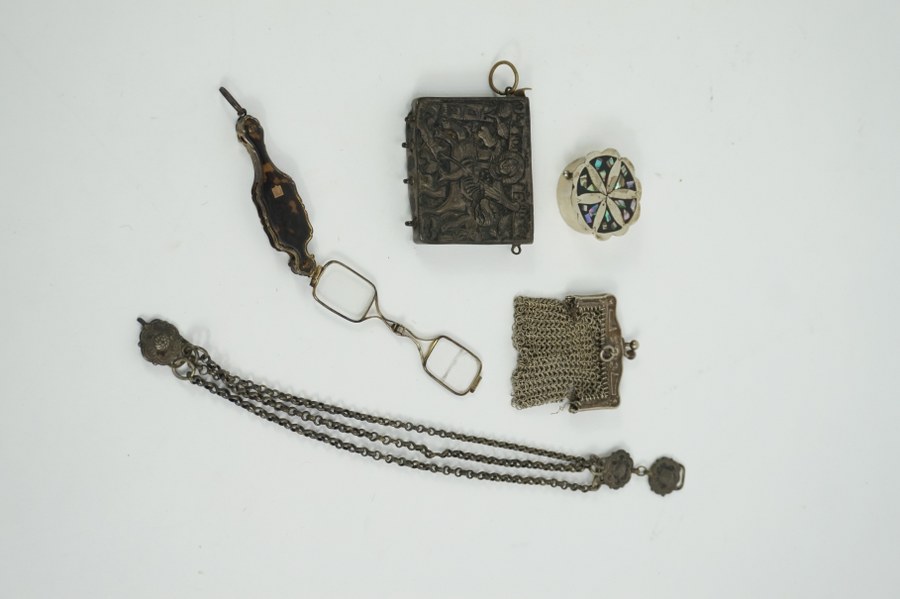 Lot de divers objets de vitrine dont porte-monnaie, boite, lunette de théatre et divers.