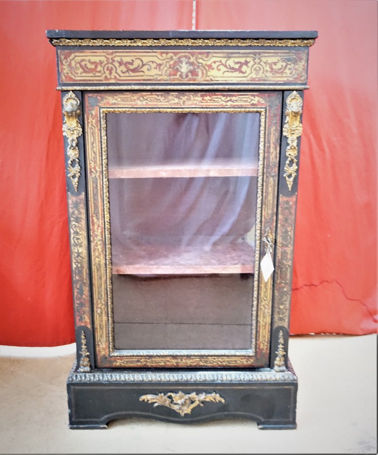 Petite vitrine Napoléon III en marqueterie et filets de bronze.