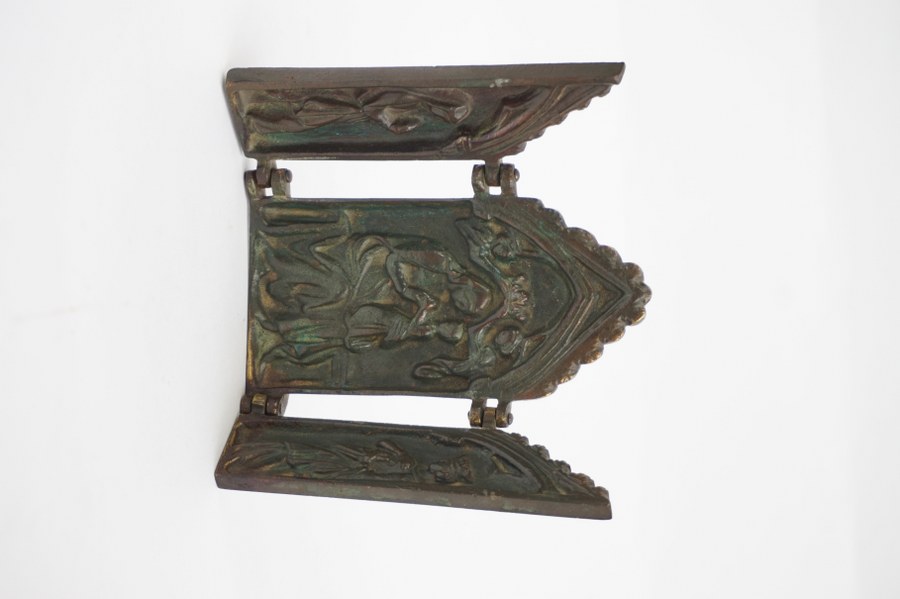 XIXeme.Triptyque en bronze représentant une scène religieuse.