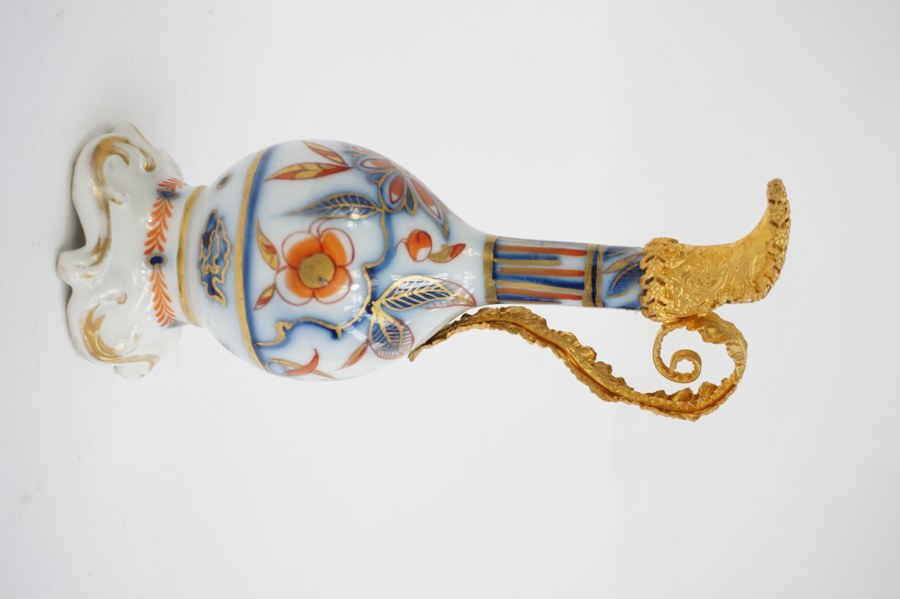 Petit vase soliflor transformé en aiguiere en porcelaine de Bayeux. Défaut de cuisson à la base.