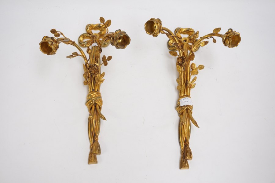 Paire d' appliques en bronze doré formant un bouquet. 2 Branches.