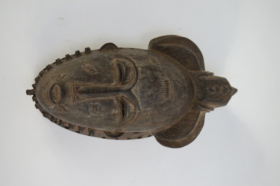 Masque Ndoma BAOULE représentant une jeune élégante à la bouche fermée. Bois sculpté patiné. XXe siècle. Côte d'Ivoire.