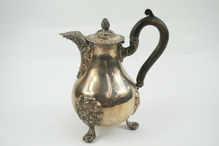 Cafetière en argent Minerve à décor néo-Rocaille. Fin du XIXe - Début du XXe siècle. Poid sbrut : 735 grammes.