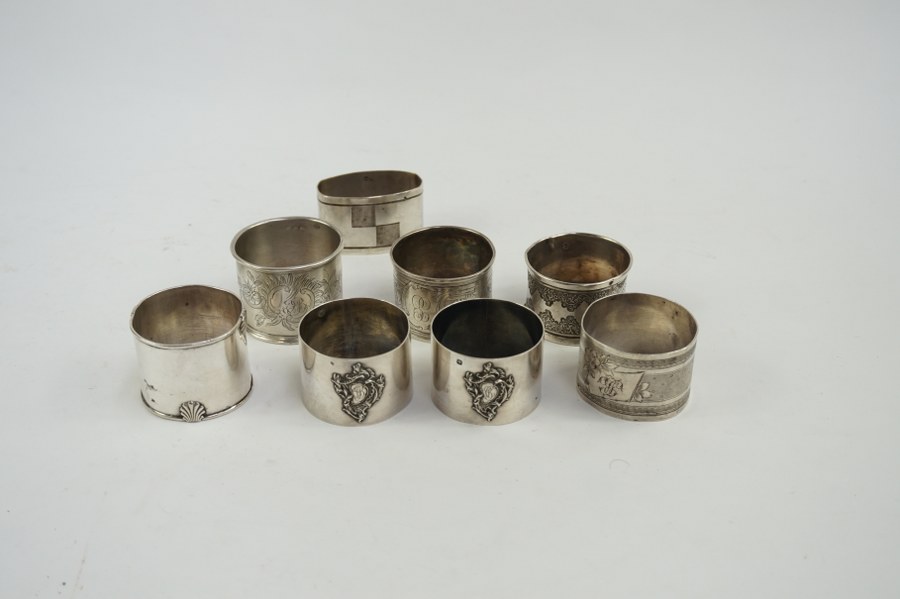 8 Ronds de serviettes en argent Minerve. Poids : 270 grammes.