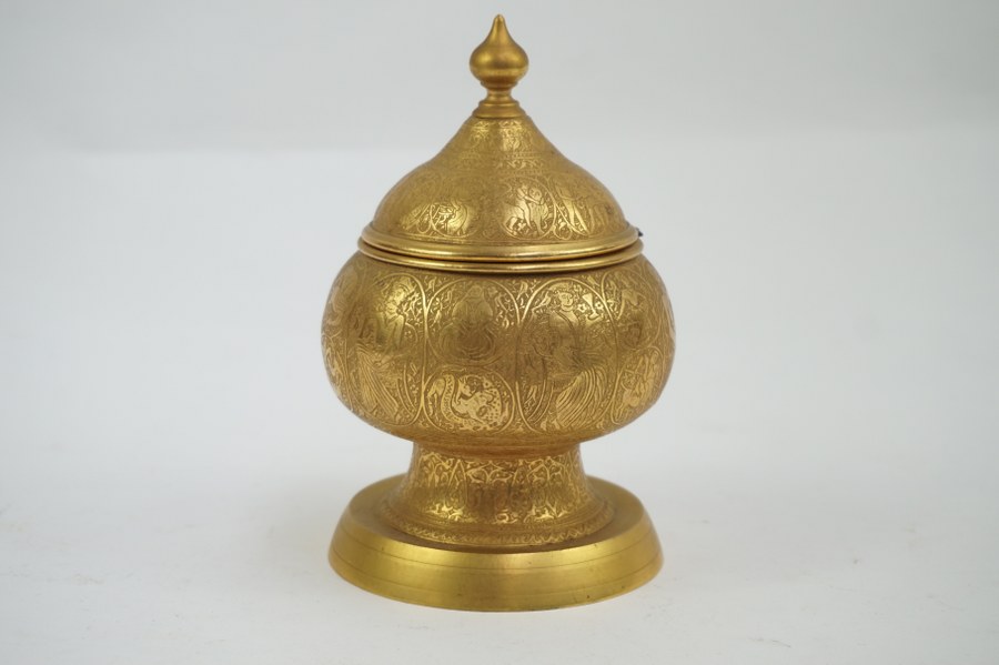 Pyxide à décor orientalisant en bronze doré. XIXe siècle. H. : 14,5 cm.