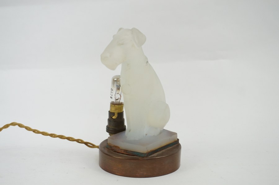 Lampe représentant un fox-terrier en verre opalin. Première moitié du Xxe siècle.
