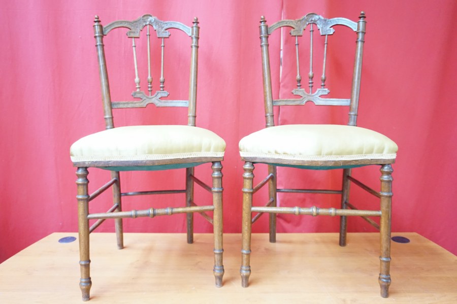 Paire de chaises en bois naturel tourné et gravé. Assise en tissu vert. Fin du XIXe siècle.