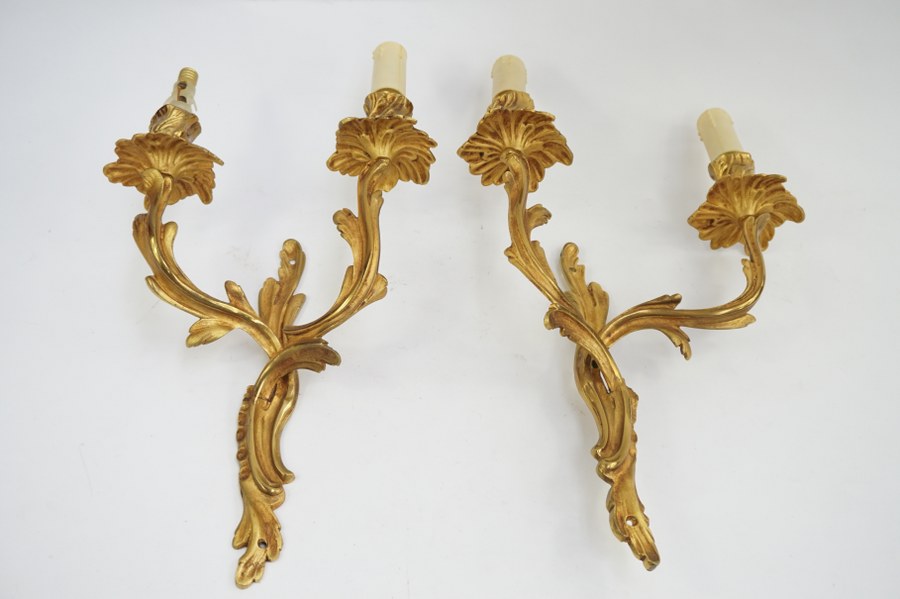 Paire d' appliques à décor de style Rocaille en bronze doré à 2 branches.