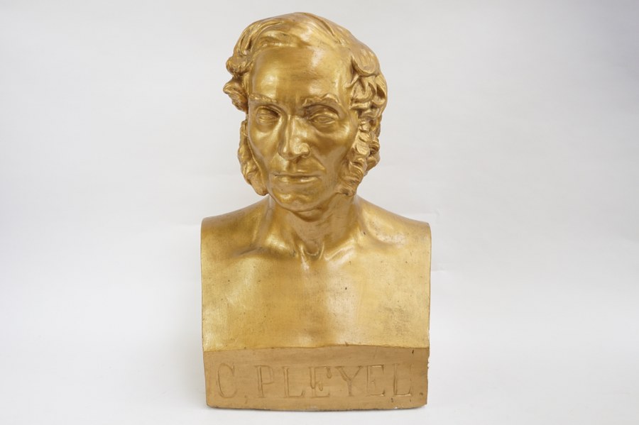 Buste en platre doré de Camille PLEYEL (1788-1855). H. : 49 cm.