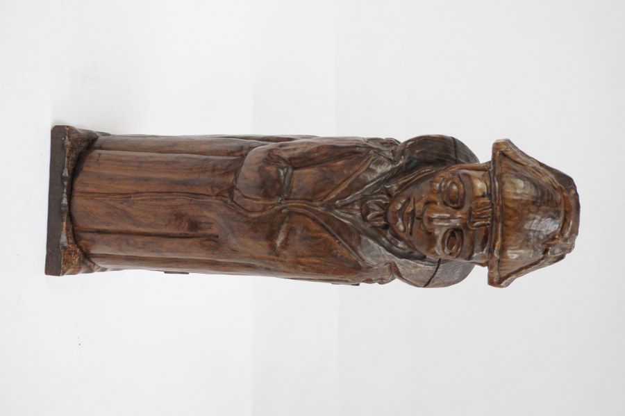 Cache bouteille en bois représentant Napoléon Ier. H. : 45 cm.