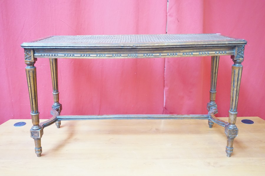 Banquette de piano canée en bois naturel de style Néoclassique louis XVI.