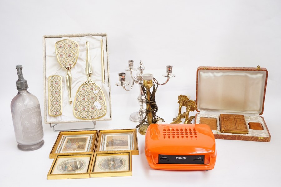 Lot comprenant : 4 radios, paire de petites appliques, nécessaire de toilette moderne, missels en coffret, syphon accidenté, 4 petites gravures, pied de lampe et bougeoir en métal.