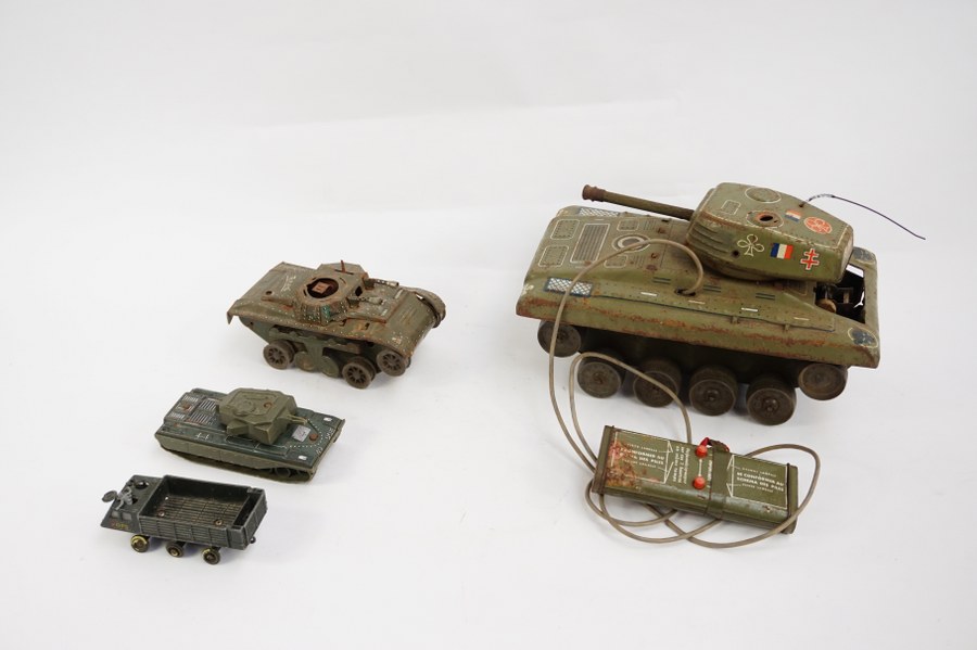 Lot de jouets en tôle de fer représentant des chars militaires. Milieu du XXe siècle. Oxydations et accidents.