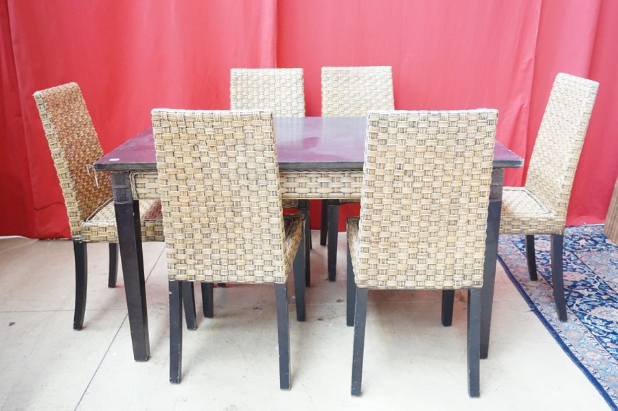 Table et 8 chaises cannées avec tressage plastique.
