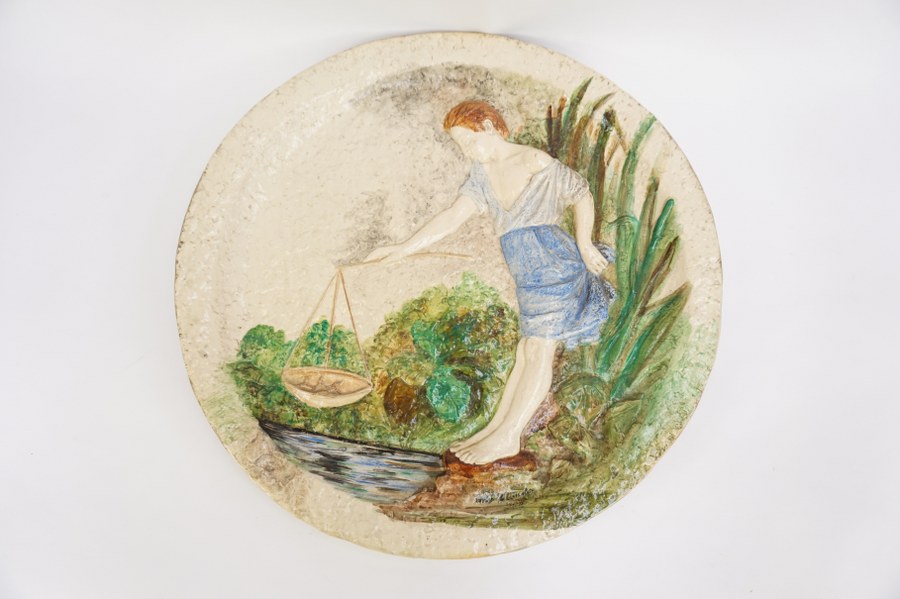 Max CLAUDET (1840-1893). Plat en argile émaillée polychrome représentant un pécheur d'écrevisses. Diam. : 58 cm.