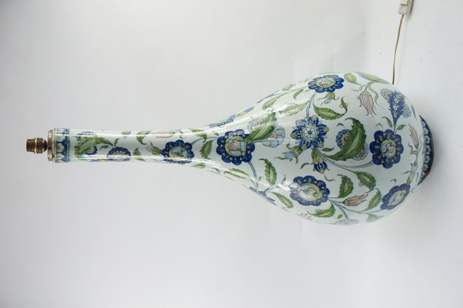 Important vase monté en lampe en faïence à décor de plumes et rinceaux dans le goût d'Iznik. H. : 83 cm.