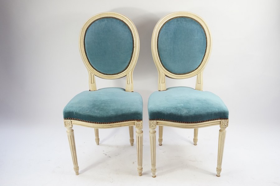 Paire de chaises médaillon laquée blanc et tissu bleu.