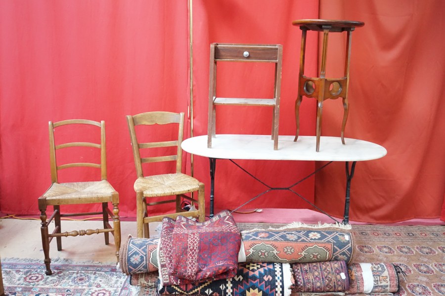 Table de bistrot, 5 tapis, guéridon tripode, lampadaire, chevet et 2 chaises paillées.