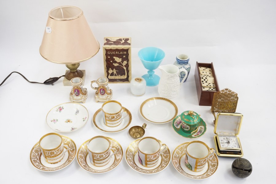 Lampe, coupe opaline, paire de bougeoirs, éléments de service à café en porcelaine, dominos, petit vase, boite guerlain, présentoir à alumettes et divers.