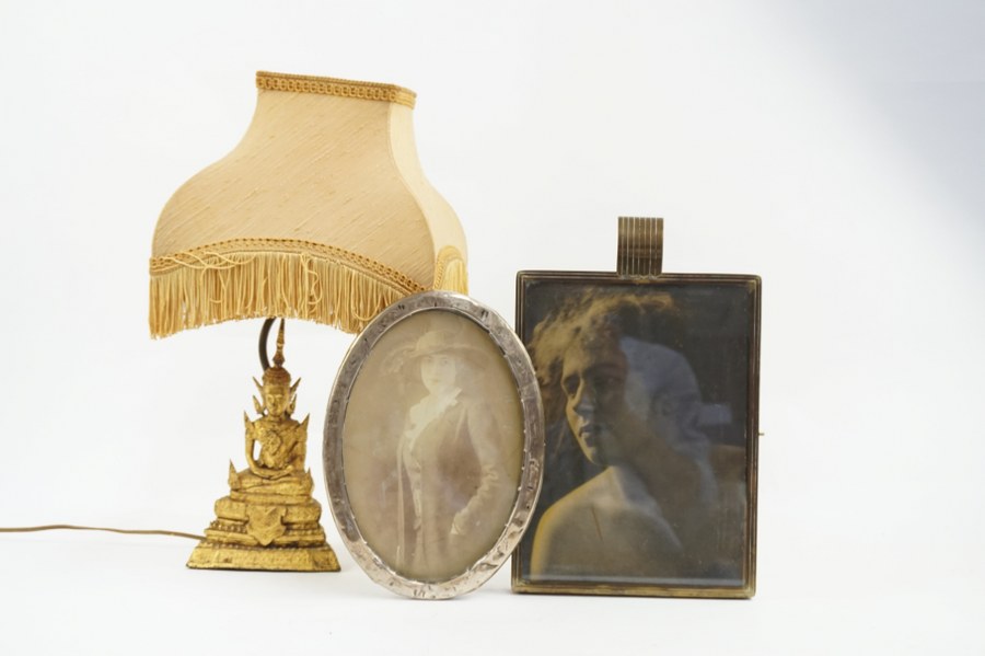 Lampe tibétaine, cadre photo monture argent et cadre photo Venini Murano.