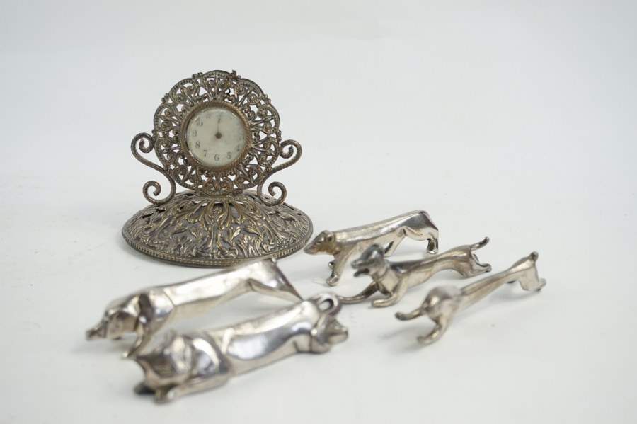 Mouvement de montre gousset dans une monture en métal argenté, on y joint 5 portes couteaux animalier.