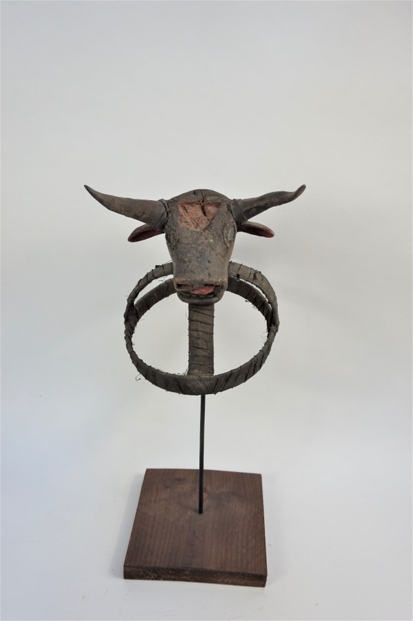 Cimier de danse BIDJOGO zoomorphe représentant le taureau sauvage de la mythologie du peuple Bidjogo. Tête de bovidé en bois sculpté et verre, armature ligaturée de textile. XXe siècle. Guinée-Bissau