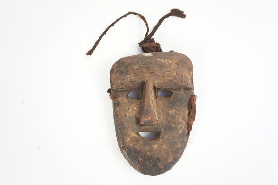 Masque de danse népalais représentant un visage juvénile. Bois sculpté, incisé, patiné. Première moitié du XXe siècle.