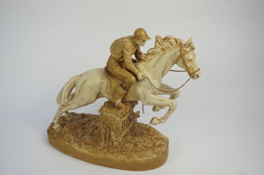 Royal Dux. Cavalier. La tete du cavalier a été recollée. Hauteur: 35,5cm.