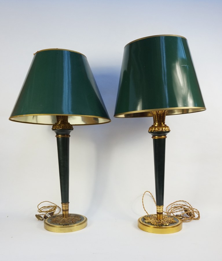 Paire de lampes en métal et bronze. H. : 55 cm. Abat-jour accidenté.