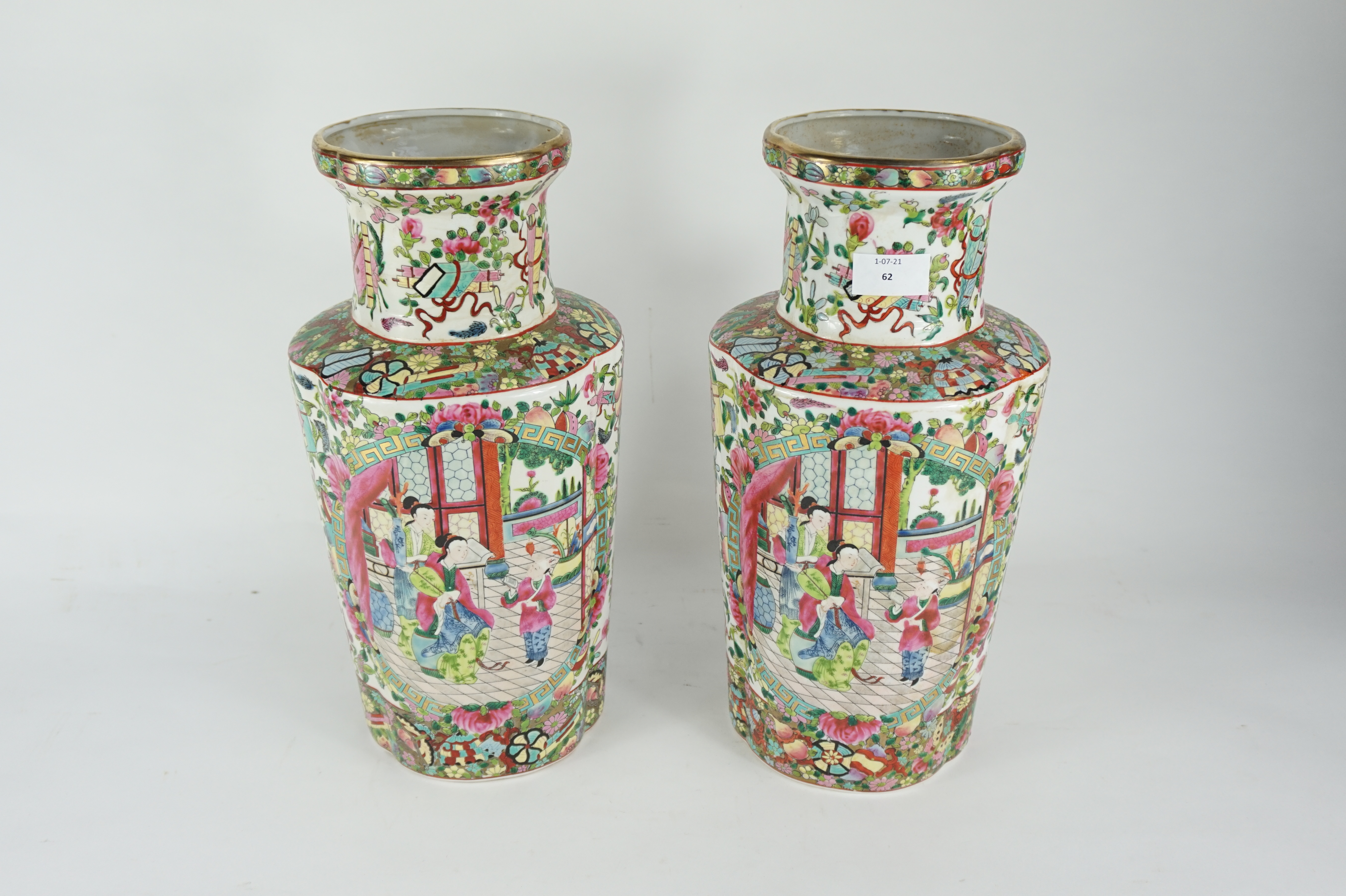 Paire de vases moulurés sur fond floral et scène de personnage asiatique. H. : 37 cm.