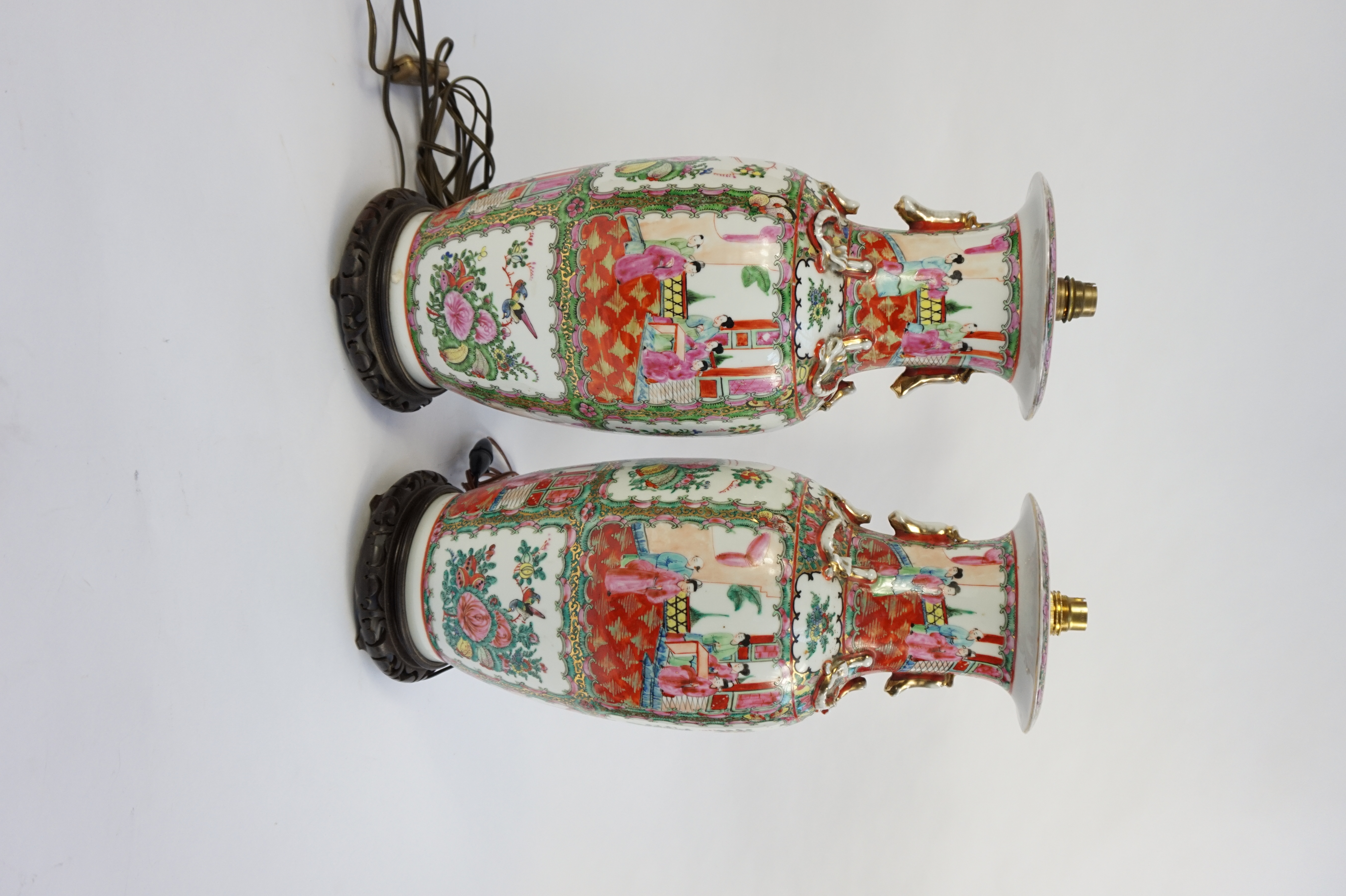 Paire de vases montés en lampe sur socle, à fond floral et oiseaux. Avec scène d' entrée de palais. Hauteur: 46,5cm.