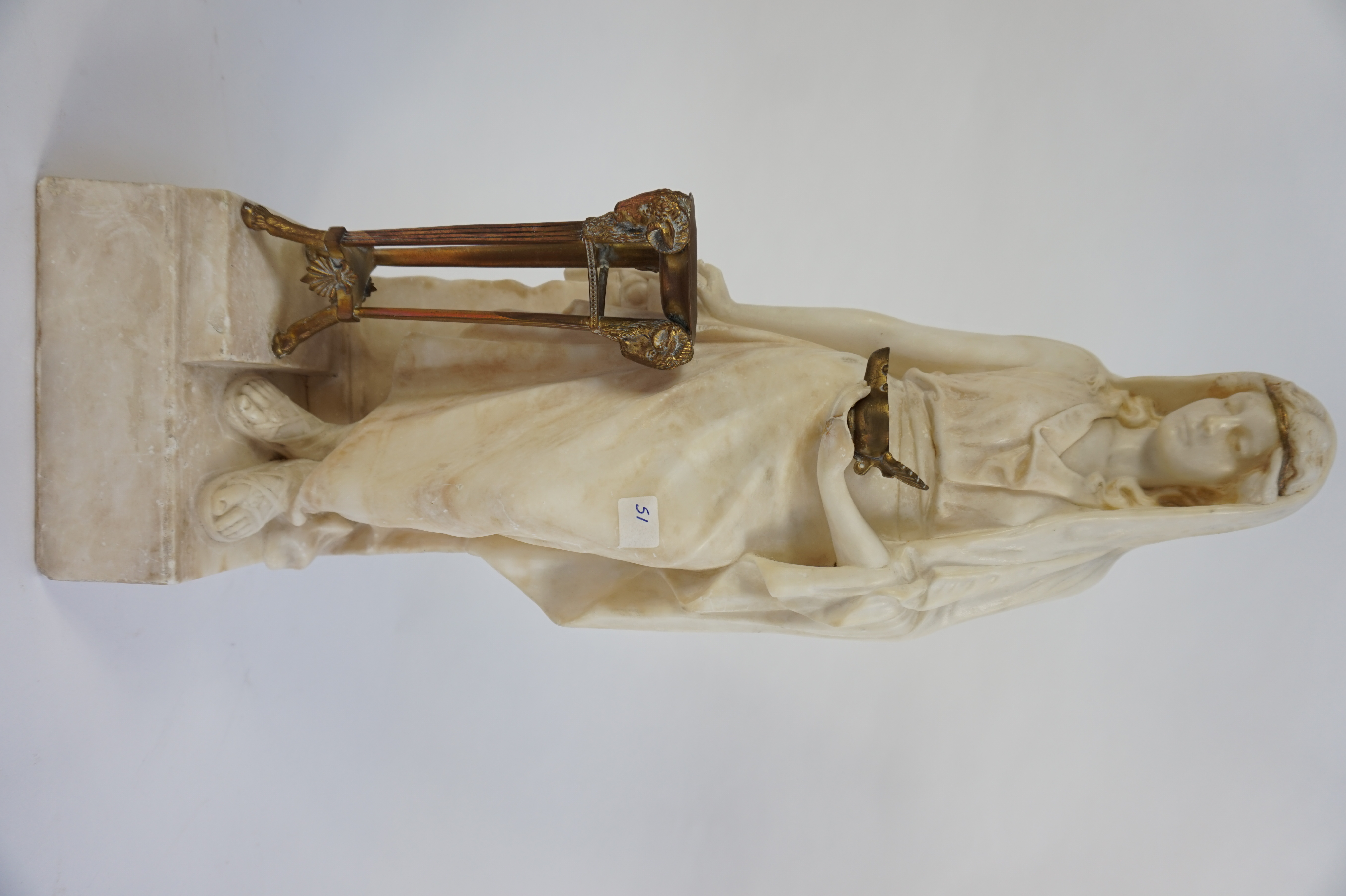 Statuette de femme à la lampe à huile en bronze et athénienne à pied de bélier en bronze. Marbre blanc. Accident à la main. Hauteur: 51cm.