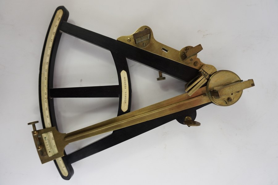 Sextant en bois d' ébène avec éléments en laiton et os. Hughes London.