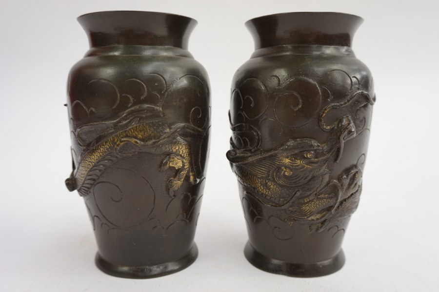 Paire de vases balustres en bronze partiellement doré à décor de dragons. Japon, début du XXe siècle. Mazrque sous la base. H : 15,5 cm.