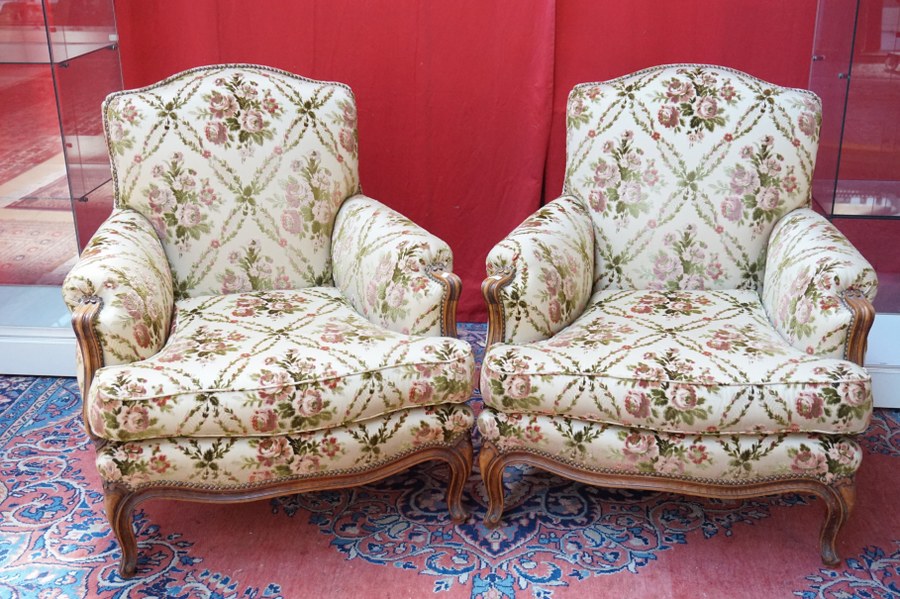 Une paire de fauteuils crapeau de style Rocaille Louis XV.