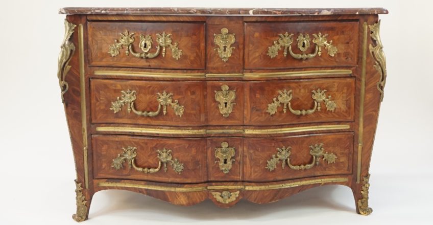 Vente du 1er avril. Commode arbalète. Epoque Régence.
