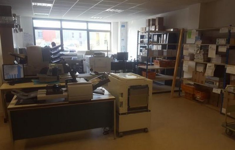 Beau matériel informatique comprenant 3 ordinateurs DELL avec unité intégrée, 2 ordinateurs DELL avec tour, 2 imprimantes RICOH, mobilier de bureau dont bureaux, étagères, tables, et à la requête d'une banque Duplicopieur RISO EZ 370 E (13 000 euros HT). Visite 1/2h, paiement au comptant. TVA récupérable