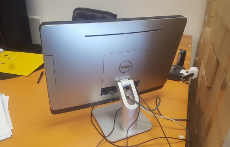Beau matériel informatique comprenant 3 ordinateurs DELL avec unité intégrée, 2 ordinateurs DELL avec tour, 2 imprimantes RICOH, mobilier de bureau dont bureaux, étagères, tables, et à la requête d'une banque Duplicopieur RISO EZ 370 E (13 000 euros HT). Visite 1/2h, paiement au comptant. TVA récupérable